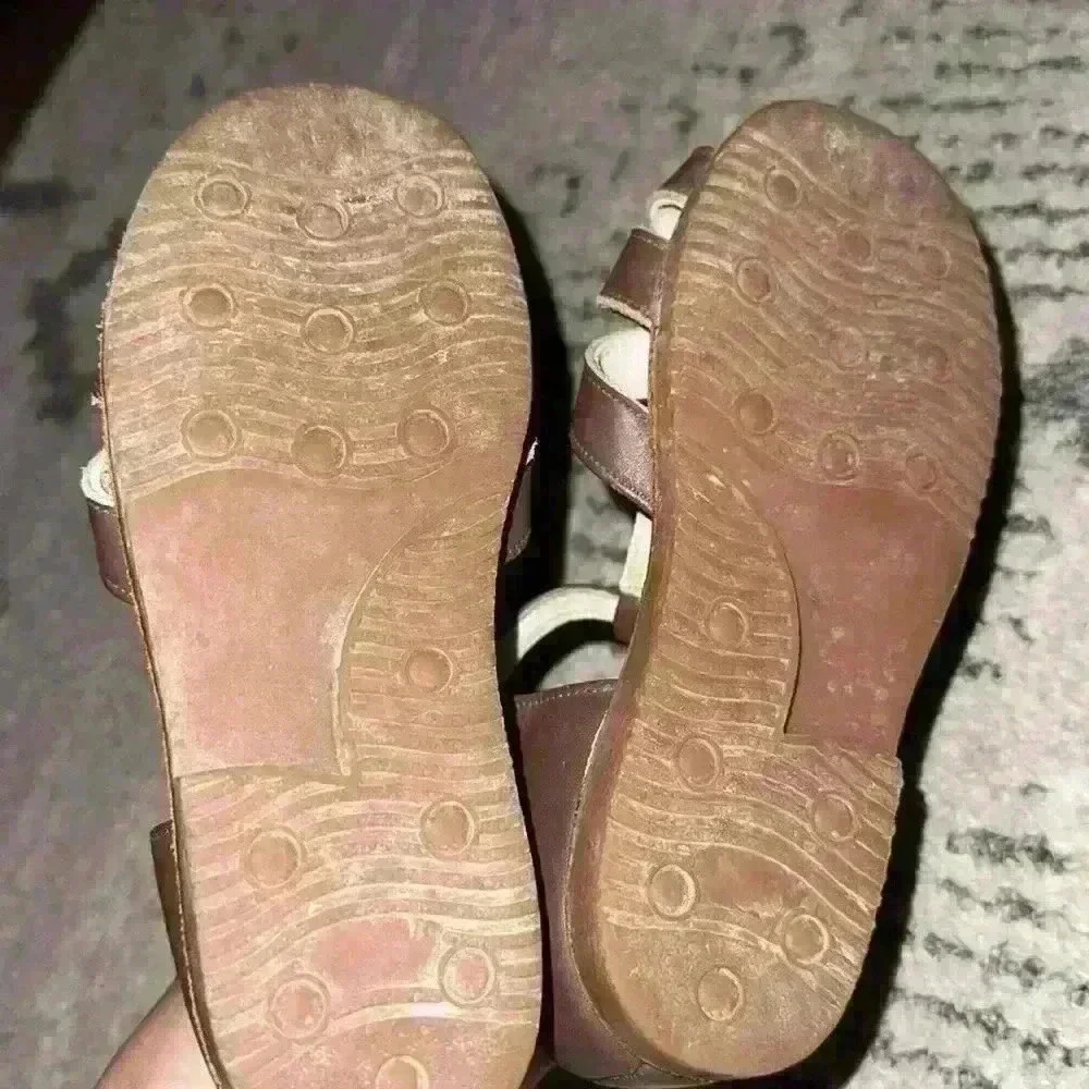 OshKosh B’gosh Girls Leather Sandals Size‎ 10 very well made